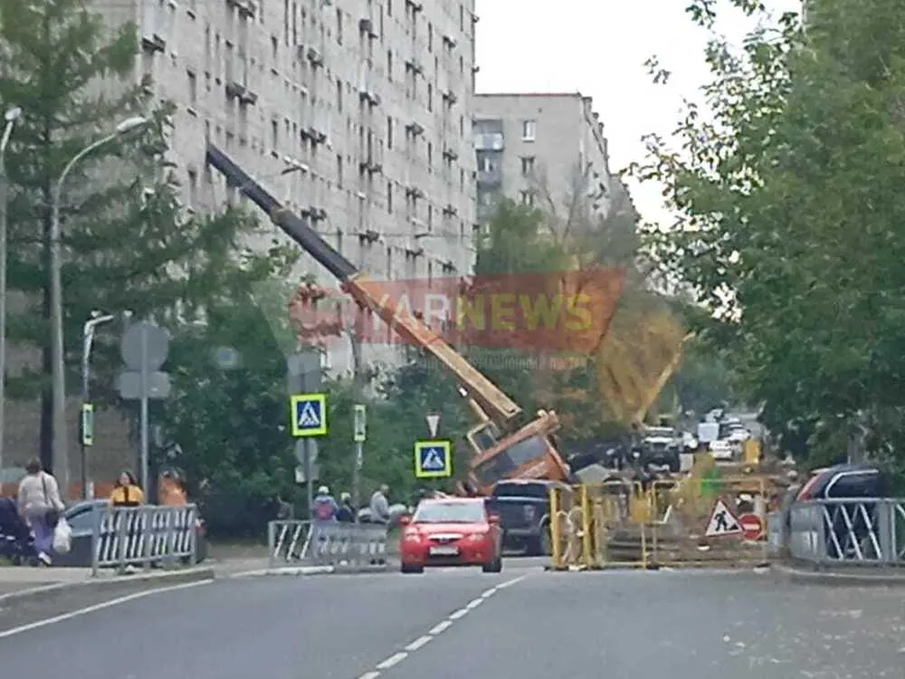 В Рыбинске кран-манипулятор улетел в жилой дом