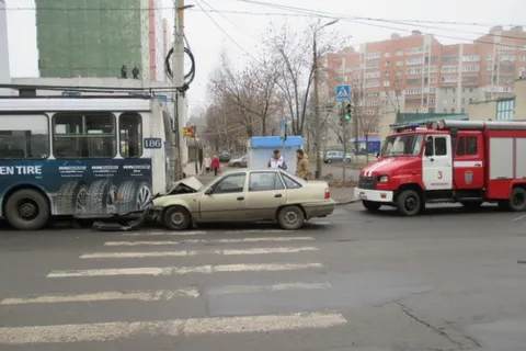 В Ярославле столкнулись троллейбус и иномарка