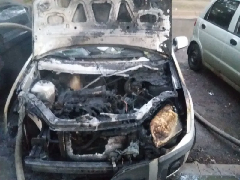Очевидец запечатлел поджог трех иномарок: видео одного из автовладельцев