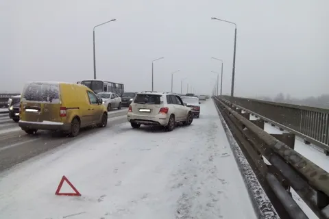 Четыре машины столкнулись на Октябрьском мосту в Ярославле