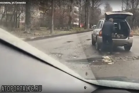 В Брагино водители сами латают ямы кирпичами: кадры
