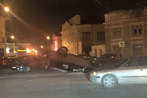 В центре Ярославля перевернулся джип