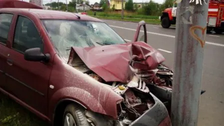 В Рыбинске пьяный лихач на «Рено» врезался в столб