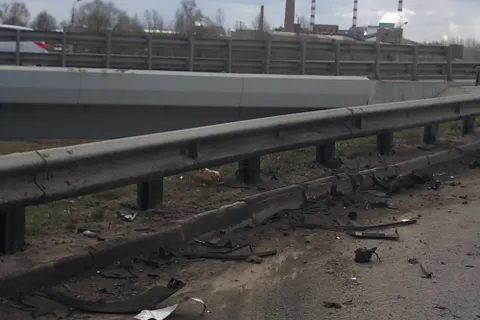 В Ярославле «Форд-Фокус» снес ограждение Юбилейного моста, разбился в лепешку и вылетел на встречную полосу