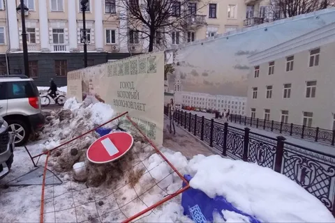 Ярославские водители заняли закрытую улицу под бесплатные парковки