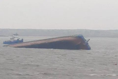 На Рыбинском водохранилище затонула баржа с песком