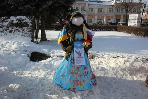 В центре Ярославля начали устанавливать масленичных кукол