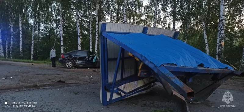 В Рыбинске легковушка въехала в остановку общественного транспорта