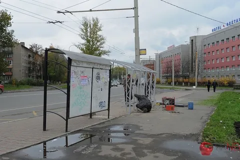 В Ярославле продолжают устанавливать остановочные комплексы. С фото