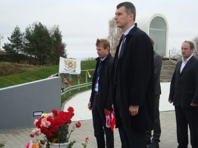 Михаил Прохоров  сфотографировался на фоне мэра и мемориала