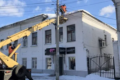 Мэрия  Ярославля предупреждает: будьте осторожны, с крыш падают снежные глыбы