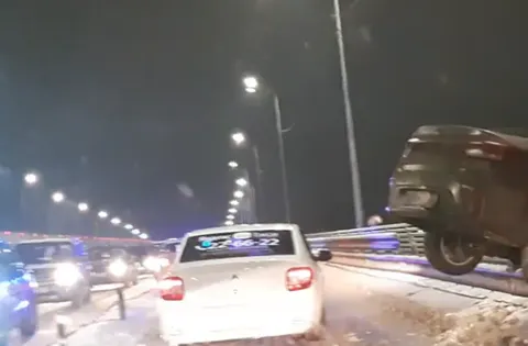 В Ярославле машина едва не улетела с моста