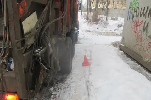 В Ярославле школьница получила ушиб от мусоровоза