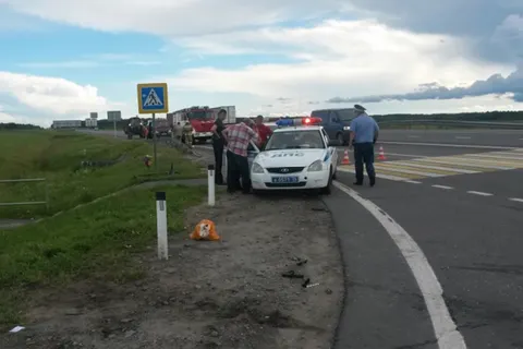 Под Ярославлем столкнулись легковушка и грузовик с прицепом