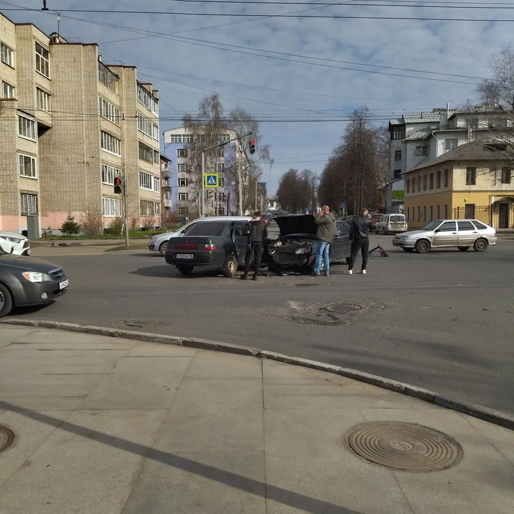 В Ярославле у планетария столкнулись две легковушки