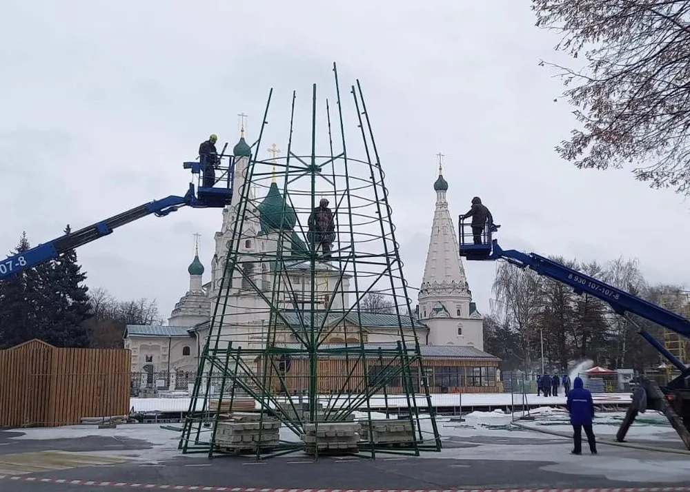 На главной площади Ярославля началась установка новогодней ели