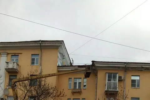С дома в центре Ярославля падают куски штукатурки