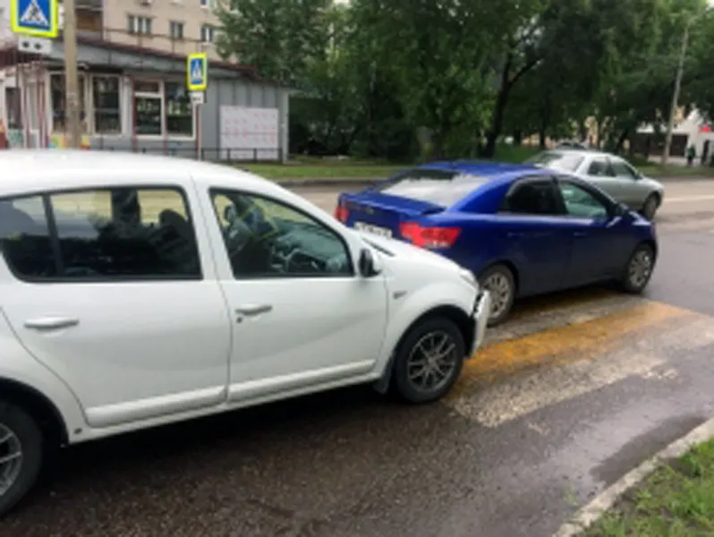 В Ярославле на перекрестке столкнулись три иномарки