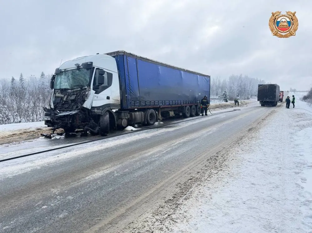 Под Ярославлем из-за разлива бензина в ДТП перекрыто движение