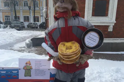В центре Ярославля открыли выставку масленичных кукол