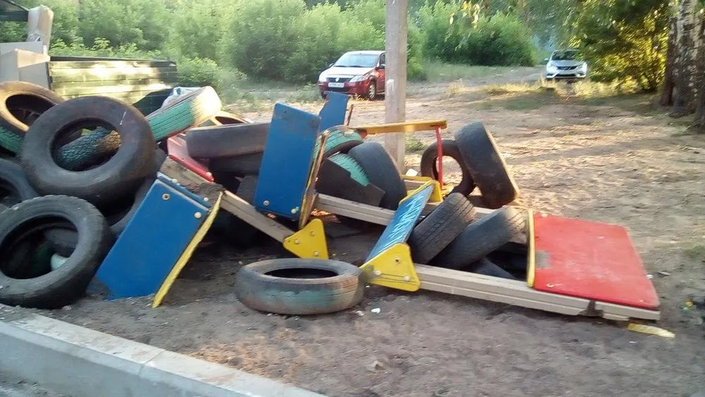 В Ярославле демонтируют аварийные элементы детских городков