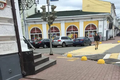 В центре Ярославля уложили плитку для слепых с препятствиями