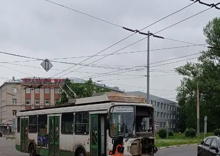 На Октябрьской площади в Ярославле столкнулись автобус и троллейбус