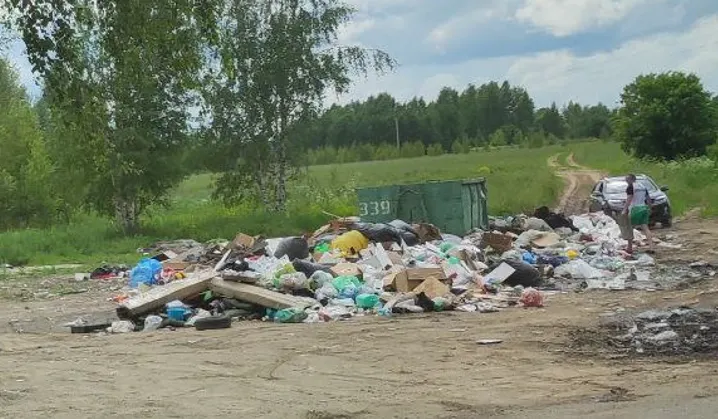 В ярославском селе площадка ТКО превратилась в несанкционированную свалку
