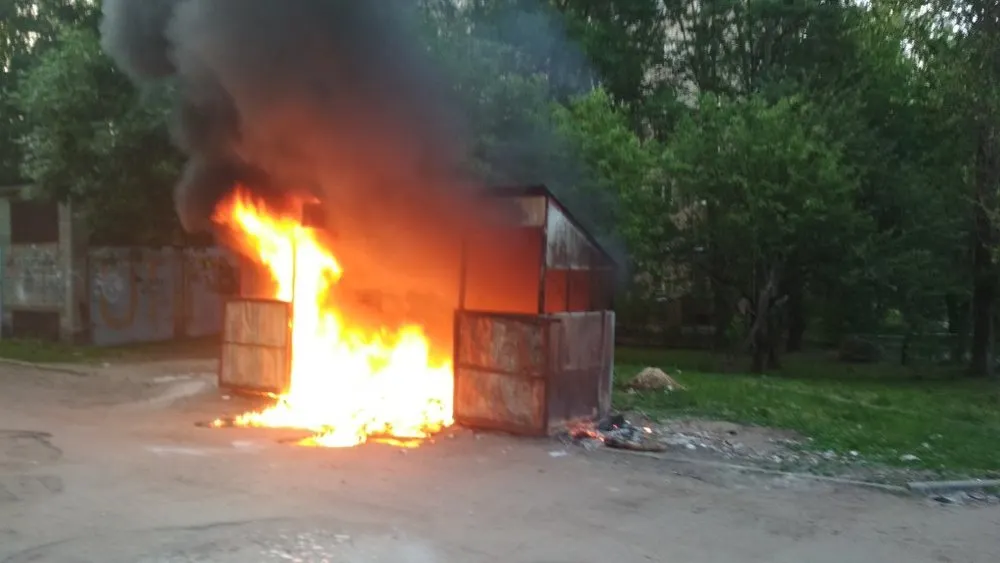 В Ярославле за ночь сожгли восемь контейнеров «Хартии»