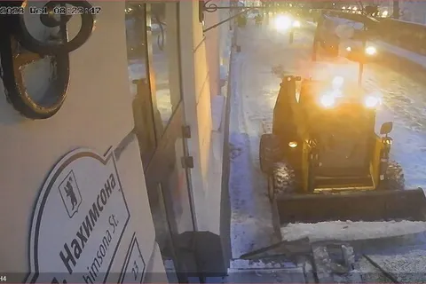 В центре Ярославля крыльцо здания «убрали» вместе со снегом