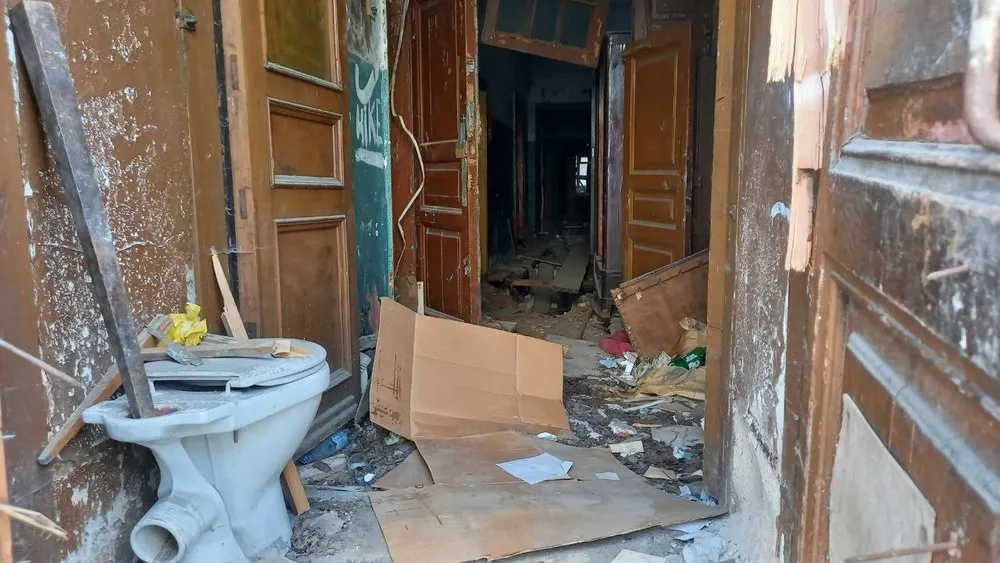«Внутренности нараспашку»: в центре Ярославля разрушается старинное здание  