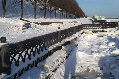 Глава центральных районов Ярославля осмотрел затопленную Волжскую набережную