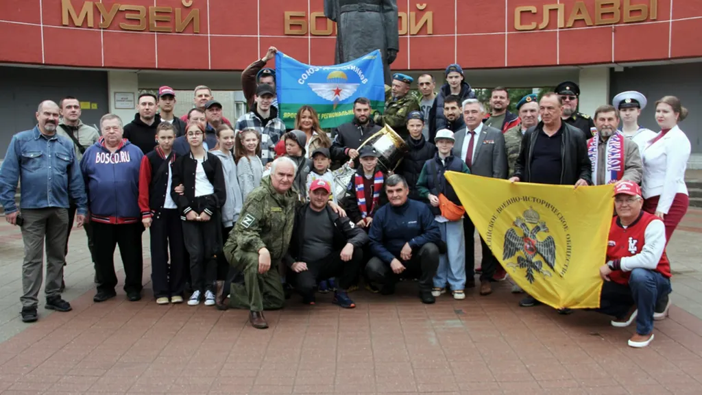 Кубок Гагарина побывал в гостях у ярославских ветеранов боевых действий