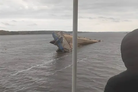 На Рыбинском водохранилище затонула баржа с песком