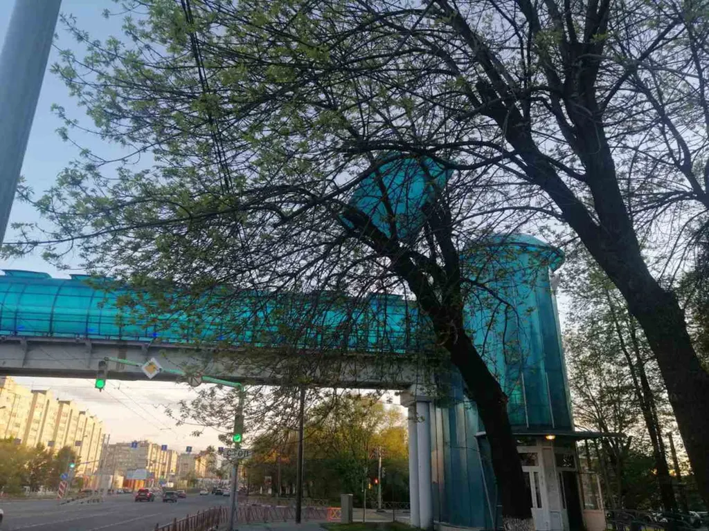 В Ярославле с надземного перехода улетел лист поликарбоната