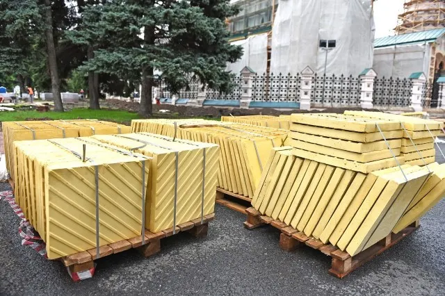 В зоне ЮНЕСКО в Ярославле появится тактильная плитка