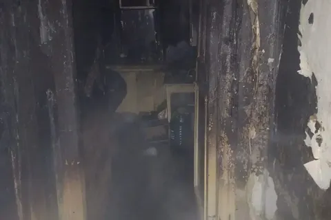 В Рыбинске пожарные спасли двух человек из загоревшегося дома