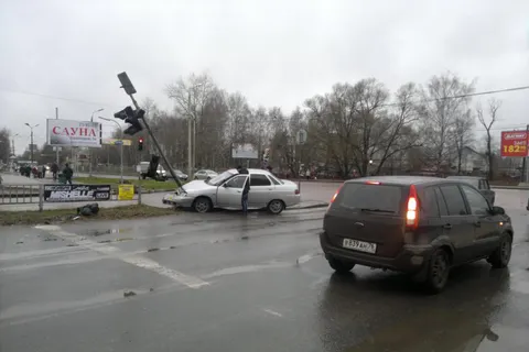 В Ярославле водитель-новичок сбил двух пешеходов и врезался в светофор