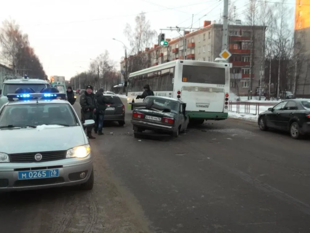 В Рыбинске Ярославской области автобус столкнулся с двумя легковушками