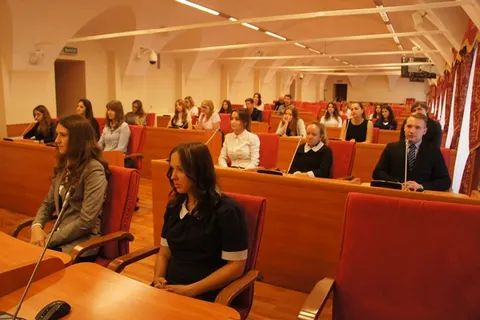Студенты ЯрГУ посидели в депутатских креслах Ярославской областной Думы