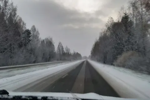 Дороги в Рыбинске чистят от наледи и первого снега