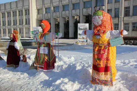 В центре Ярославля начали устанавливать масленичных кукол