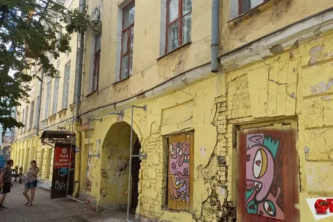 В Ярославле закрывают баннером разрушающийся дом-памятник