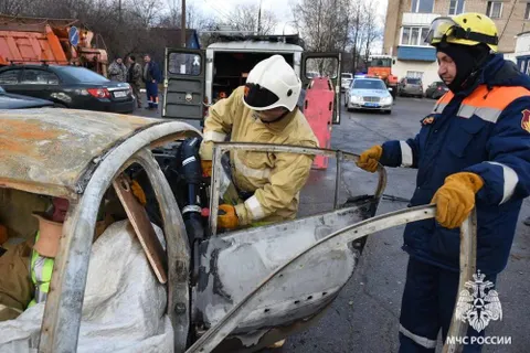 В Переславле сотрудники МЧС «спасали водителя, попавшего в аварию»