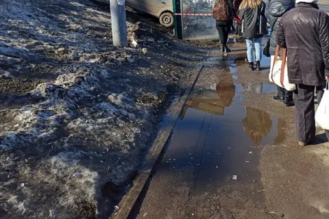 В Ярославле припаркованный у ТЦ «Рио» автомобиль протаранил остановку
