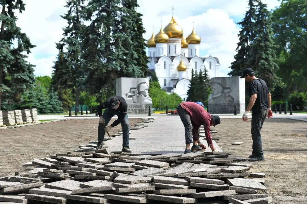 В Ярославле сняли плитку у Вечного огня