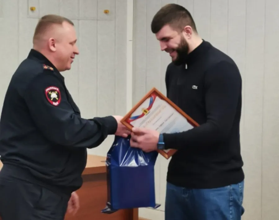 Руководитель ярославской Госавтоинспекции наградил «снежного человека»