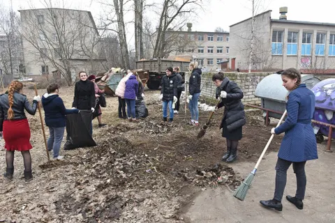 Более ста студентов вышли на субботник во Фрунзенском районе Ярославля