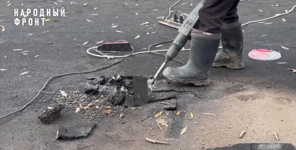 Новое бесшовное покрытие парка в Брагино разрезают болгарками