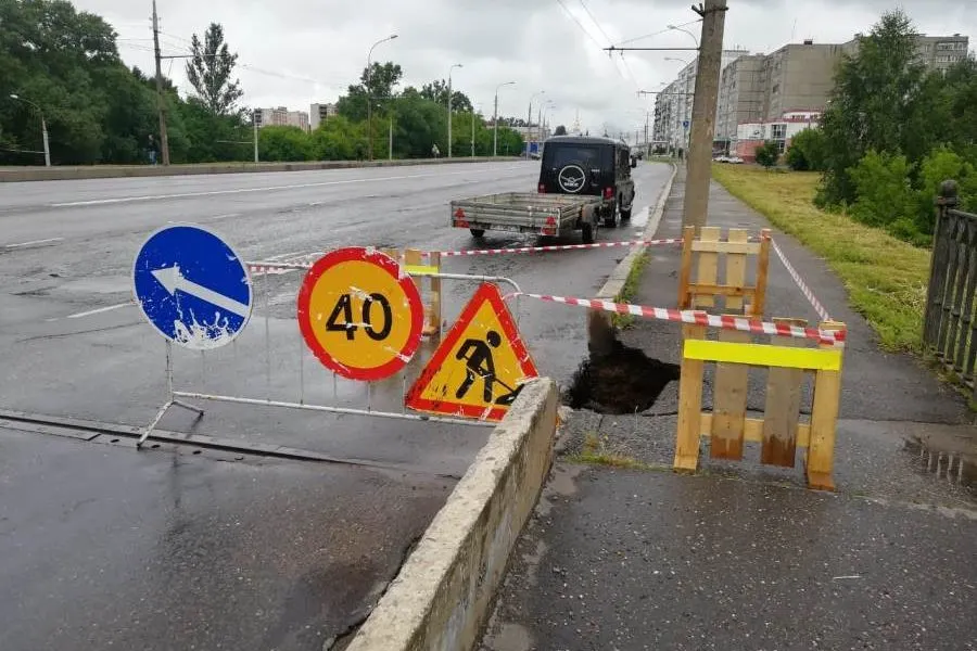 В Рыбинске ремонтируют провалившийся участок тротуара